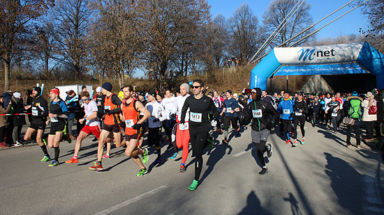 Silvesterlauf 2015 Start 10 km Lauf (©Foto: Martin Schmitz)
